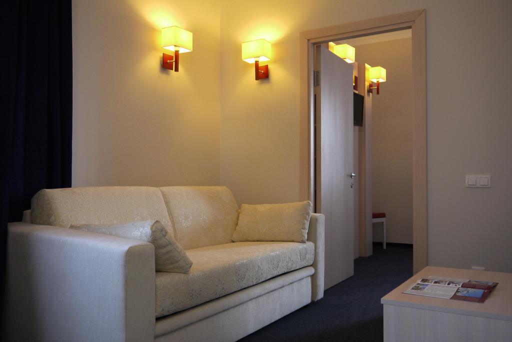Optima Pochayiv Hotell Potjayiv Rum bild